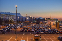 autos parken am flughafen